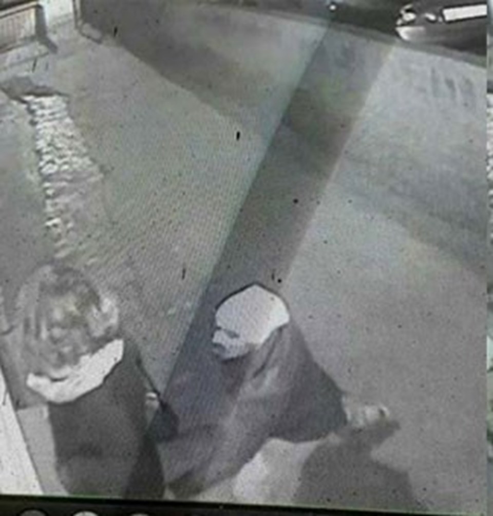 Genç kadının evinin onundeki kamera goruntusu. Bu fotoğraf sosyal medyada zanlının bulunması için dun geceden beri paylaşılıyor...
